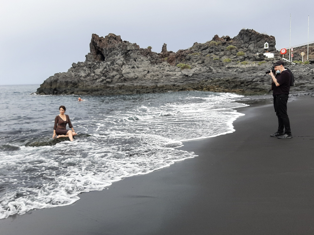 Daniel Mordzinski haciendo una "fotinski"a la poetisa Yolanda Castaño en la playa de Charco Verde.